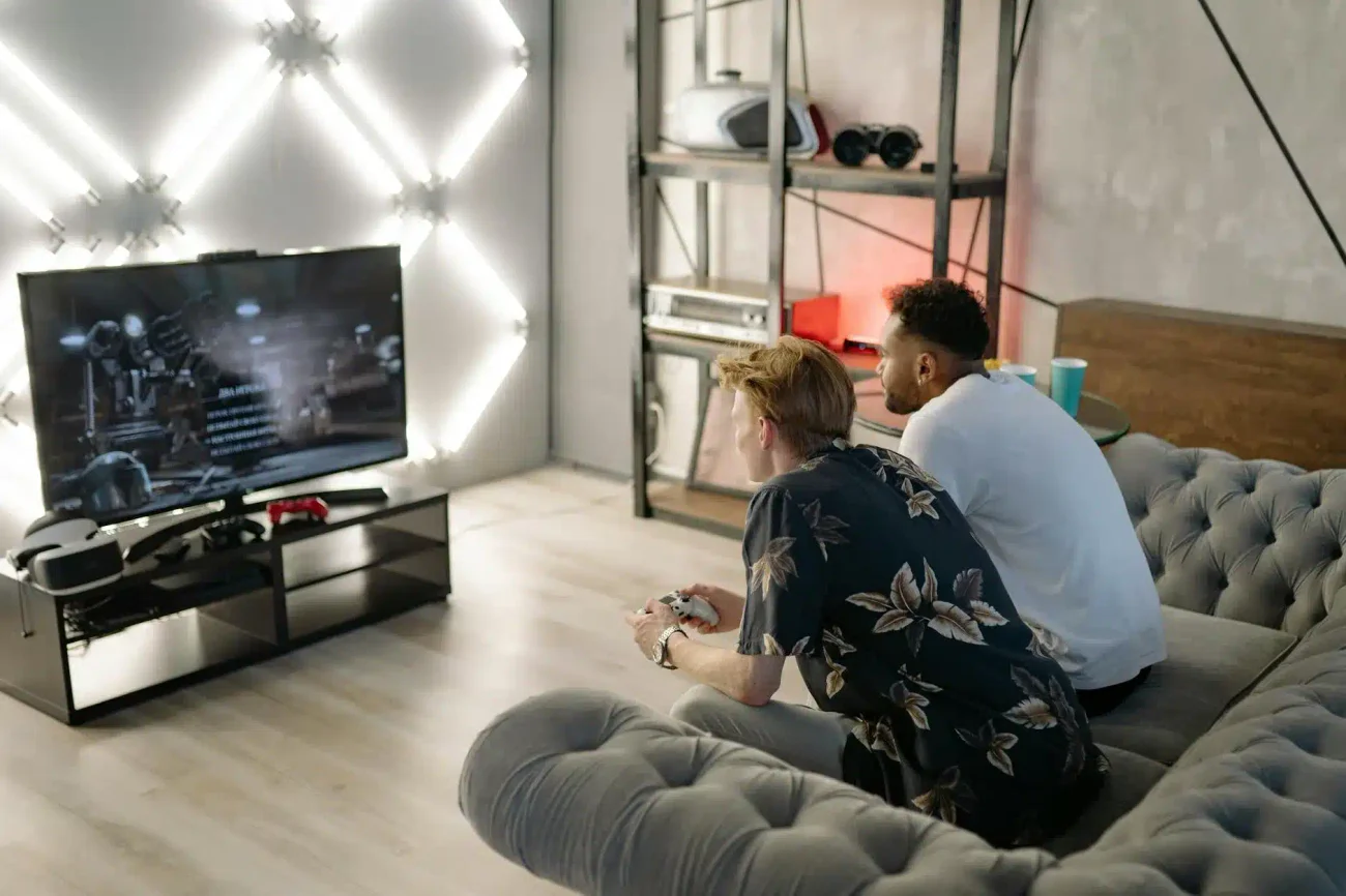 Chlapci hrajú hru na Playstation